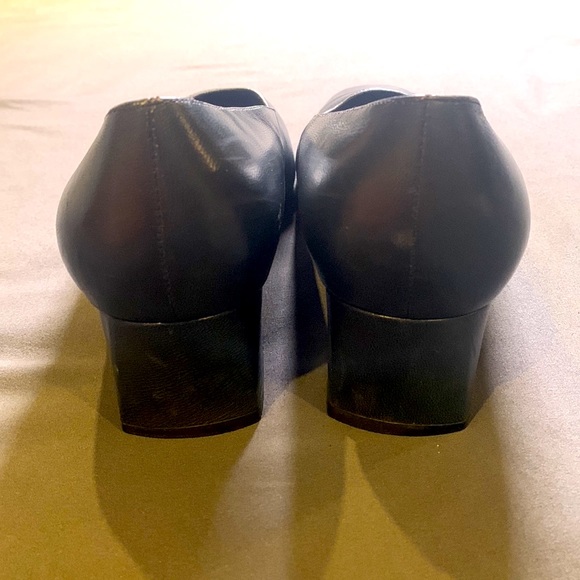 Easy Spirit size 9 1/2 black shoes. Heels are 1.75 inches in height - Picture 3 of 5